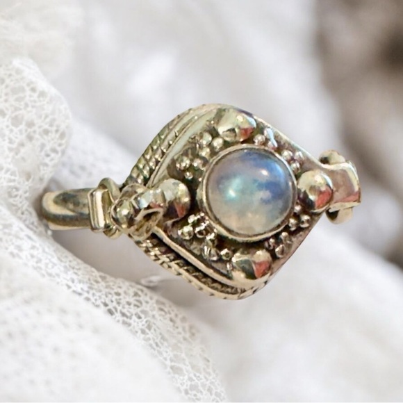 Labradorite Poison Sterling Silver Ring (8.5) - Picture 10 of 13